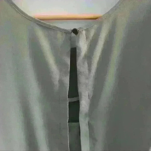 SMART SET | Women's Olive  Green Sleeveless Flowy Scoop Neck Blouse - Picture 4 of 4